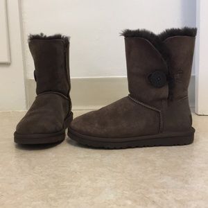 Chocolate Ugg w/ Bailey Button